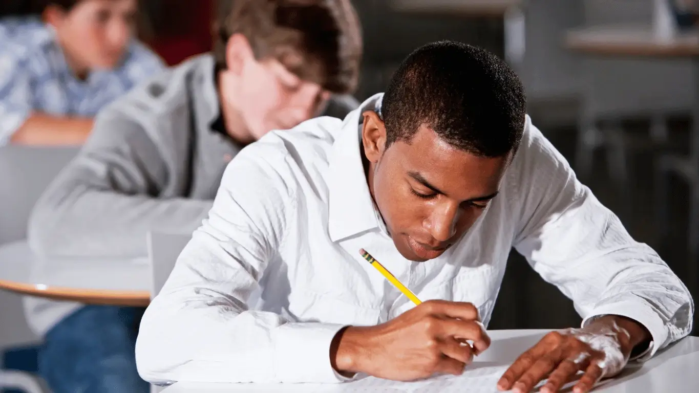 Estudiantes realizando una evaluación académica